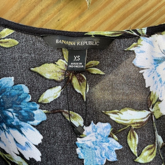 Banana Republic Genuine wrap style floral top - Picture 3 of 9